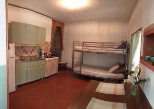 a kitchen with two bunk beds in a room at Tana Morenica in Bollengo