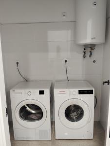 une buanderie avec une machine à laver et un lave-linge dans l'établissement Apartamento FERIA, à Fuentes de Andalucía 1 autre photo