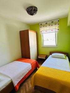 Postel nebo postele na pokoji v ubytování Family Apartment Green with a sea view and a free parking