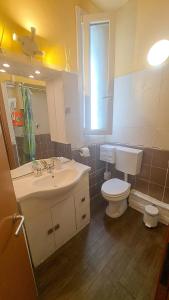 Ένα μπάνιο στο Fiera Bolognina - Komodo - Appartamento completo con giardino +44 φωτογραφίες
