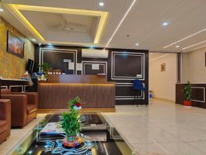 Posezení v ubytování Decent Suites - Hotel & Restaurant Near IGI Airport