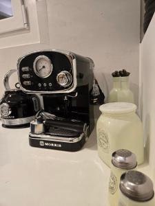 een broodrooster op een aanrecht naast een blender bij Magia's Residence in Naousa