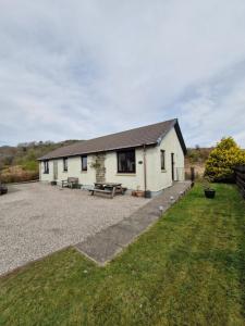 洛赫吉尔普黑德Kings Reach - Crinan Cottage的前面有一张野餐桌的白色房子