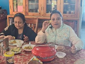 Φαγητό σε αυτό το δωμάτιο σε οικογενειακή κατοικία ή κάπου εκεί κοντά