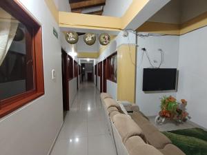 a living room with a couch and a tv at Hotel Villa Sol in Oiba