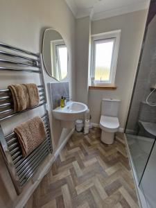 洛赫吉尔普黑德Kings Reach - Crinan Cottage的浴室里有洗手池、马桶和镜子。 更多11张照片