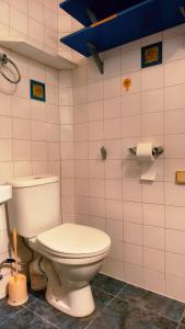 bagno con servizi igienici bianchi in camera di Long Tree Hostel - Comfy Mattress a Tbilisi City