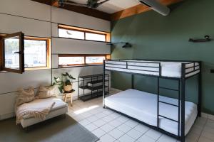 a room with two bunk beds and a couch at Die Badeanstalt I Loft Nürnberg I 5 Minuten zu Fuß zum kostenlosen Naturbad I Messenähe I Waldnähe in Postbauer-Heng