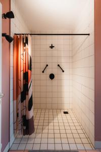 a shower with a face drawn on the wall at Die Badeanstalt I Loft Nürnberg I 5 Minuten zu Fuß zum kostenlosen Naturbad I Messenähe I Waldnähe in Postbauer-Heng +38 photos