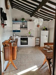 Kuchyň nebo kuchyňský kout v ubytování Casa di Campagna Il Granaio