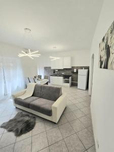 a living room with a couch and a kitchen at la casa di jo in Rome