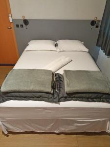 a large white bed with two pillows on it at SUÍTE ESPECIAL 33 - Porto Camargo-PR in Icaraíma