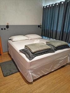 a large white bed in a room with a window at SUÍTE ESPECIAL 33 - Porto Camargo-PR in Icaraíma