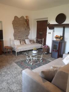 a living room with a couch and a table at Il poggetto di Barbara Casa Grigia in Montorgiali