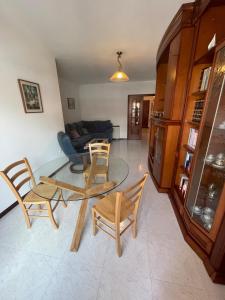 a living room with a table and chairs at Amplio apartamento a pie de playa y zona recreativa Rua Carburos 2 in Pontevedra