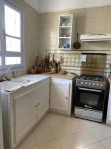 Η κουζίνα ή μικρή κουζίνα στο Gammarth home +1 φωτογραφίες