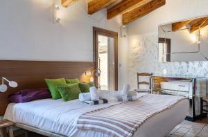 Ένα ή περισσότερα κρεβάτια σε δωμάτιο στο Townhouse Albuqassim by homevillas360 +37 φωτογραφίες