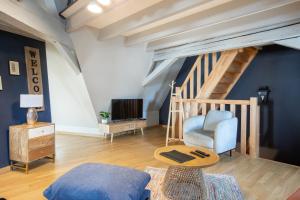 Televízia a/alebo spoločenská miestnosť v ubytovaní Duplex atypique au cœur de Mulhouse