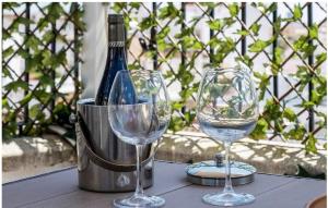 a bottle of wine and two glasses on a table at Ático Céntrico Estepona in Estepona