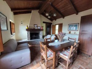 Posedenie v ubytovaní Agriturismo Il Monte - Piscina tra gli Ulivi, Maneggio con Cavalli e WIFI