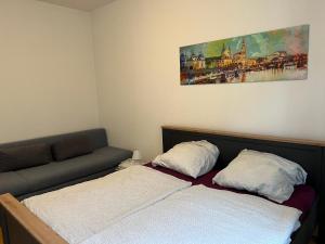 德累斯顿Ferienwohnung für kleine und große Reisegruppe的带床和沙发的卧室