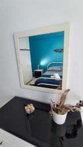 una camera da letto con specchio sopra un tavolo nero di STELLA MARINA Apartment a Mascali