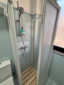 una doccia con una porta in vetro in un bagno di STELLA MARINA Apartment a Mascali