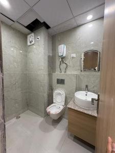 グレーター・ノイダにあるFabHotel Elegant Stayのトイレと洗面台付きのバスルーム