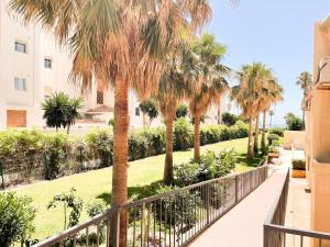 chodnik z palmami obok budynku w obiekcie Vistas al mar a 1 min de playa con parkig gratis w mieście Benalmádena