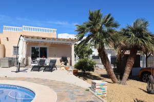 Gallery image of Chalet Athos, Ferienwohnung mit Pool,Dachterasse, Meer und Bergblick in San Juan de los Terreros in Pulpí