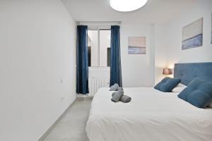 ein Schlafzimmer mit 2 Betten und einem Teddybär auf dem Bett in der Unterkunft Mijas Tres Caminos in La Cala de Mijas + 41 Fotos