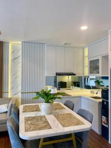 una cocina con una mesa con una maceta. en Apartemen Patraland Amarta, en Kejayan