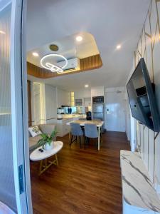Una sala de estar con cocina y comedor. en Apartemen Patraland Amarta, en Kejayan