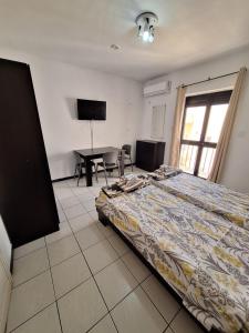 TV a/nebo společenská místnost v ubytování Lovely Paceville Studio I