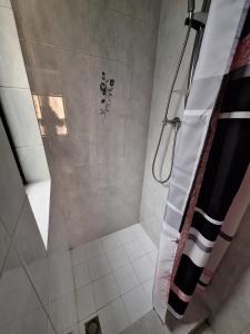 eine Dusche mit einem schwarz-weißen Duschvorhang in der Unterkunft Lovely Paceville Studio I in St Julian's + 11 Fotos