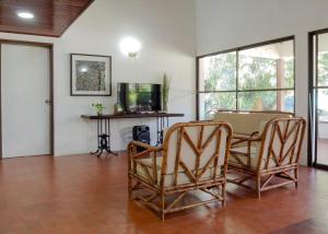 a dining room with two chairs and a table at Santa Ana Colonial in Santa Fe de Antioquia