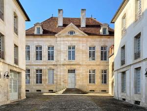 スミュール・アン・ノーソワにあるHôtel Particulier, Maison Jazey.の大きな石造りの建物