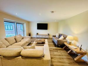 Et tv og/eller underholdning på Four Bedroom House With Private Pool - Stunning countryside location with parking close to Chester City Centre