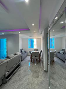 a living room with couches and a table at Apartamento Lujoso Yumbo in Arroyo Hondo