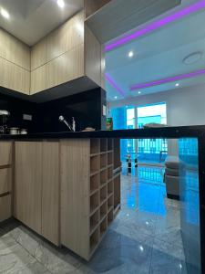 a kitchen with a counter and a swimming pool at Apartamento Lujoso Yumbo in Arroyo Hondo