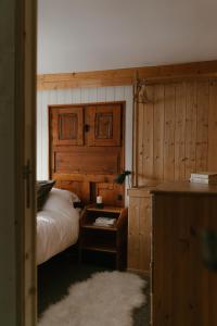 Postel nebo postele na pokoji v ubytování Chalet Châtaigne - Shared Catered Chalet
