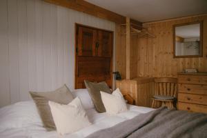 Postel nebo postele na pokoji v ubytování Chalet Châtaigne - Shared Catered Chalet