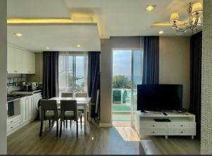 a kitchen and dining room with a table and chairs at The Blu X Ocean view Family top floor in Ban Bang Saen (1)