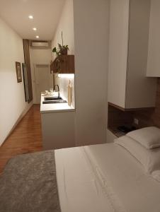 una camera con letto bianco e lavandino di Pluton a Primošten