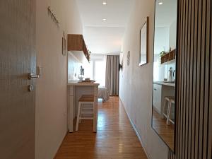 un corridoio con cucina e tavolo in una stanza di Pluton a Primošten Altre 12 foto