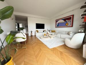 Televisyen dan/atau pusat hiburan di Exceptionnel 2 pieces Orangerie avec terrasse