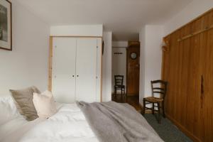 Postel nebo postele na pokoji v ubytování Chalet Châtaigne - Shared Catered Chalet