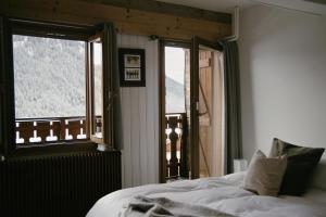 Postel nebo postele na pokoji v ubytování Chalet Châtaigne - Shared Catered Chalet