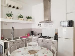 Dapur atau dapur kecil di Joli T2 de 40m² à louer à Le Muy (83490)