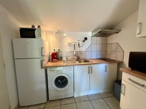 a small kitchen with a washing machine and a washer at Lok'a Life in Villenave-dʼOrnon